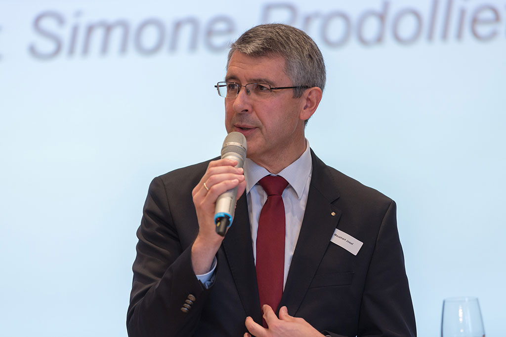 Josef Maushart, CEO del gruppo FRAISA a Bellach, tiene il suo discorso